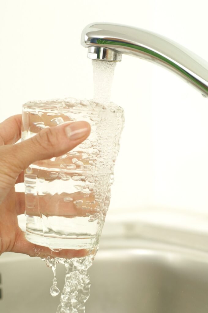 Best Under-Sink Water Filters (2026): RO vs Carbon vs 2-Stage 1 Best Under Sink Water Filter — Filling a glass of water at a kitchen tap
